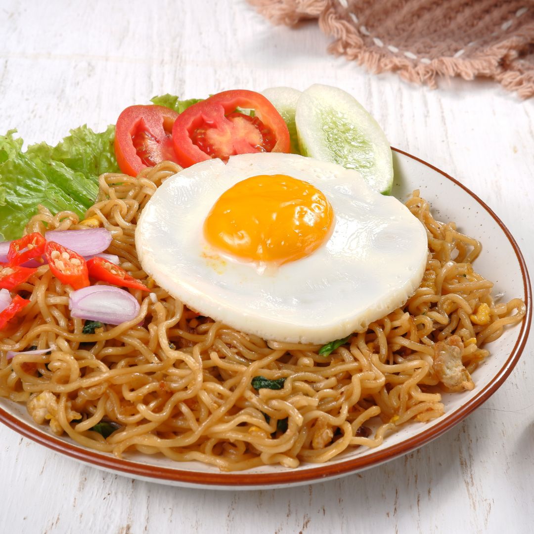Noodles with boiled eggs